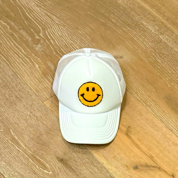 White Otto Collection SnapBack Smiley Face Trucker Hat - Picture 1 of 6